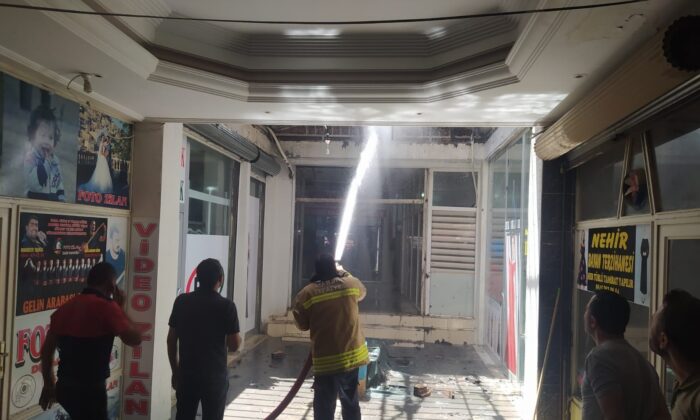 Kızıltepe’de yüzlerce giyim dükkanının bulunduğu pasajda çıkan yangın korkuttu