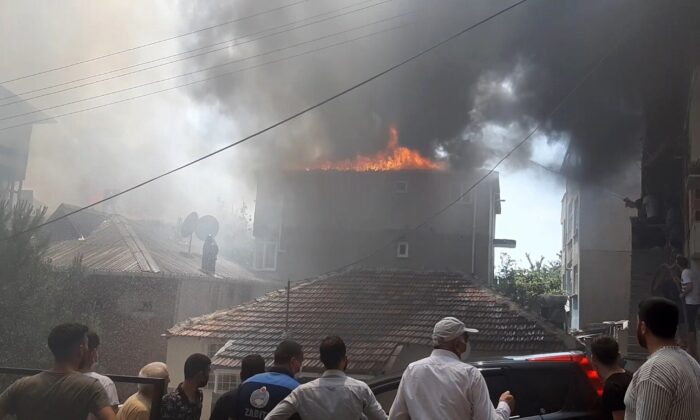 Kocaeli’de aynı sokaktaki 4 bina alevlere teslim oldu