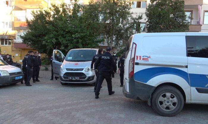 Kocası tarafından boğazından bıçaklanan kadın hayatını kaybetti