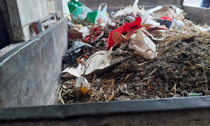 “Kokuyor” diye şikayet edilen evden 1 römork dolusu çöp çıktı