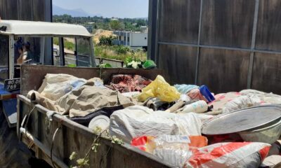 “Kokuyor” diye şikayet edilen evden 2 römork dolusu çöp çıktı