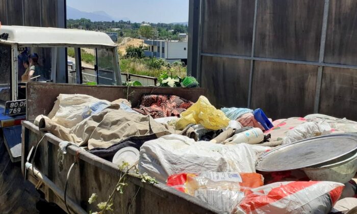 “Kokuyor” diye şikayet edilen evden 2 römork dolusu çöp çıktı