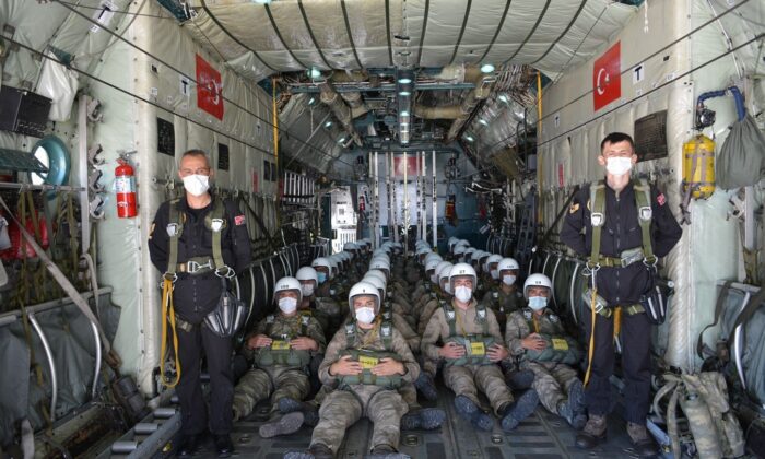 Komandoların paraşüt kursu nefesleri kesti