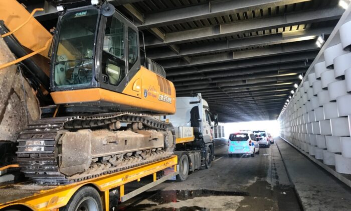 Konak’ta iş makinesi yüklü tır alt geçitte sıkıştı