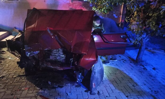 Kontrolden çıkan araç sağlık evinin bahçe duvarına çarptı: 1 ölü