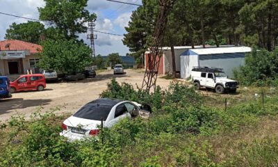 Kontrolden çıkan araç, yangın müdahale istasyonunun bahçesine uçtu: 2 yaralı