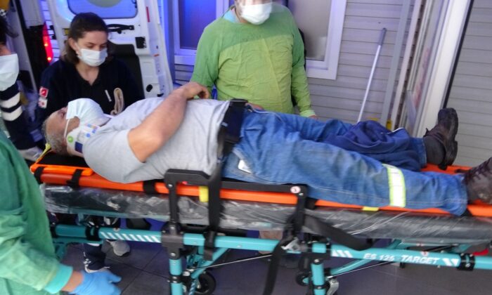 Kontrolden çıkan kamyon su kanalına devrildi: 1 yaralı