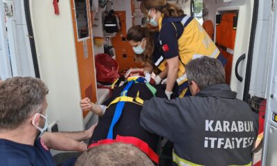 Kontrolden çıkan kamyonet önce direğe ardından 2 otomobile çarptı