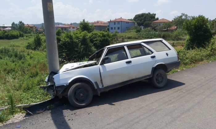 Kontrolden çıkan otomobil direğe çarptı: 3 yaralı