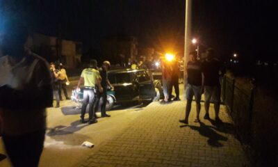 Kontrolden çıkan otomobil kaldırımdaki aydınlatma direğine çarptı