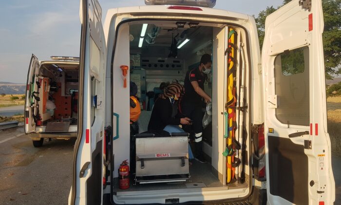 Kontrolden çıkan otomobil karşı şeride geçip takla attı: 3 yaralı