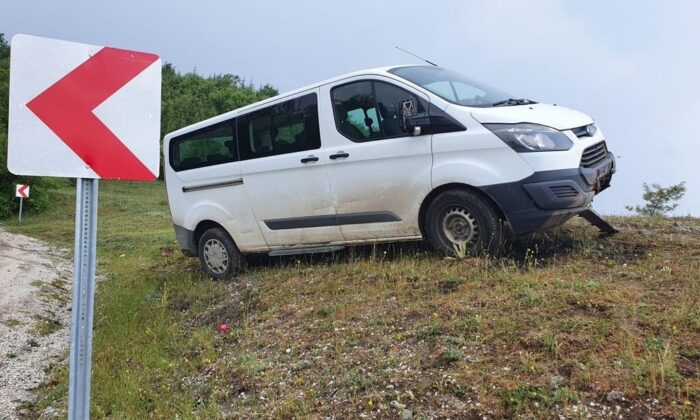 Kontrolden çıkan ticari araç toprak tepeciğe çarparak durabildi