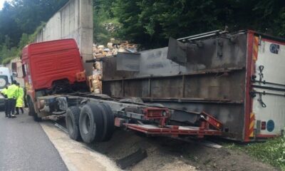 Kontrolden çıkan tır istinat duvara çarparak durabildi; kazada 1 kişi yaralandı