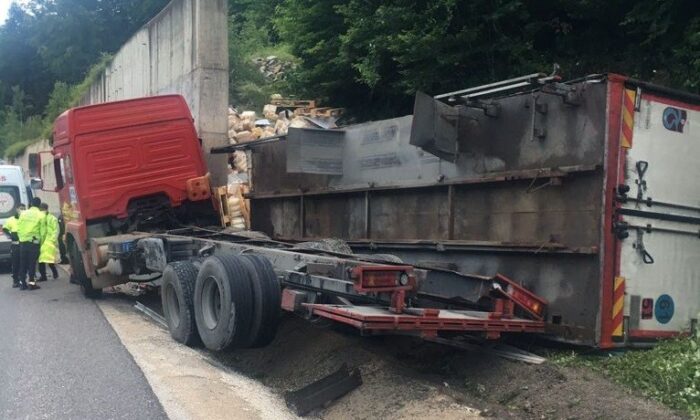 Kontrolden çıkan tır istinat duvara çarparak durabildi; kazada 1 kişi yaralandı