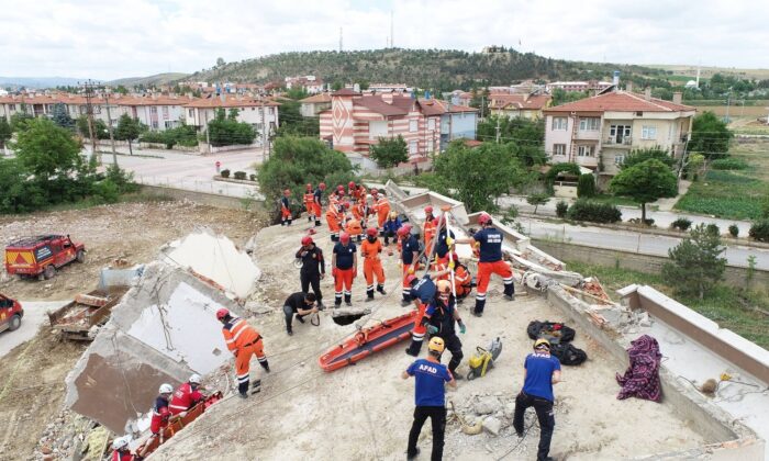 Konya Büyükşehir İtfaiyesi’nden nefes kesen deprem tatbikatı