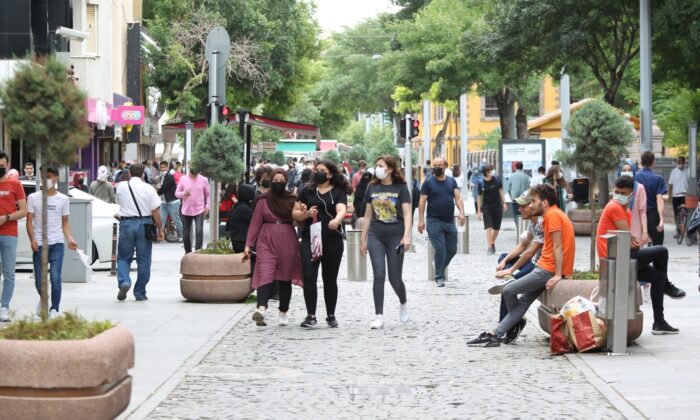 Konya’da lokanta ve kafeler hizmet vermeye başladı