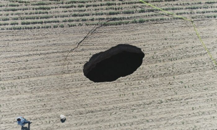 Konya’da pancar tarlasında korkutan obruk