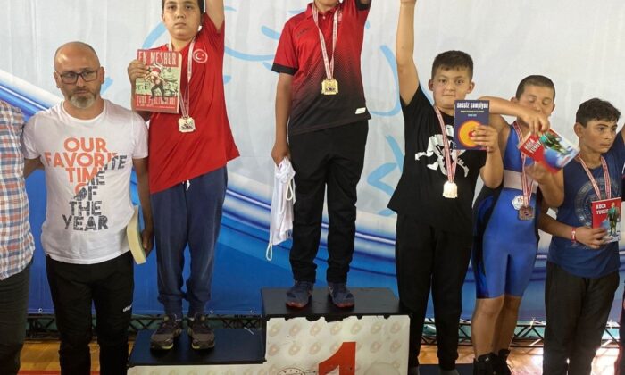 Korkutelili güreşçiler takım halinde Türkiye 2’incisi oldu