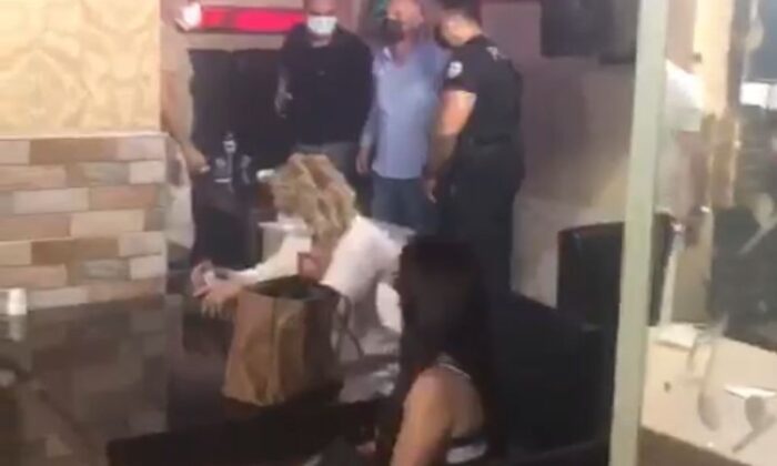 Korona partisine polis baskını