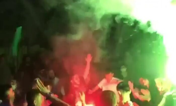 Korona virüse rağmen meşaleli danslı asker eğlencesi