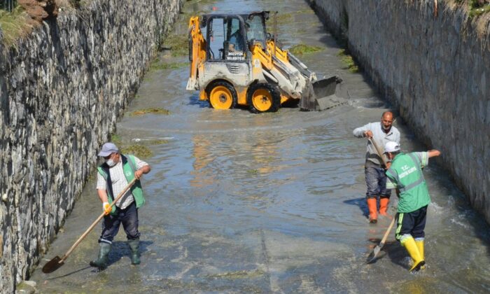 Kötü koku ve sinek popülasyonunun önüne geçmek için kanal temizliği yapıldı