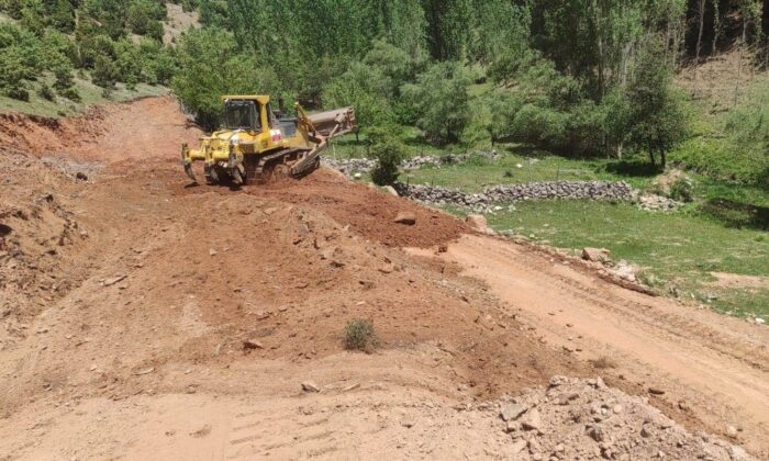 Köy yolunda genişletme ve düzenleme çalışması