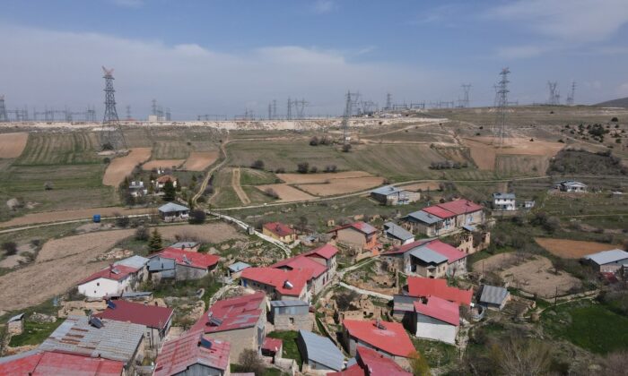 Köyün çevresi yüksek gerilim direkleriyle doldu, vatandaşlar tedirgin oldu