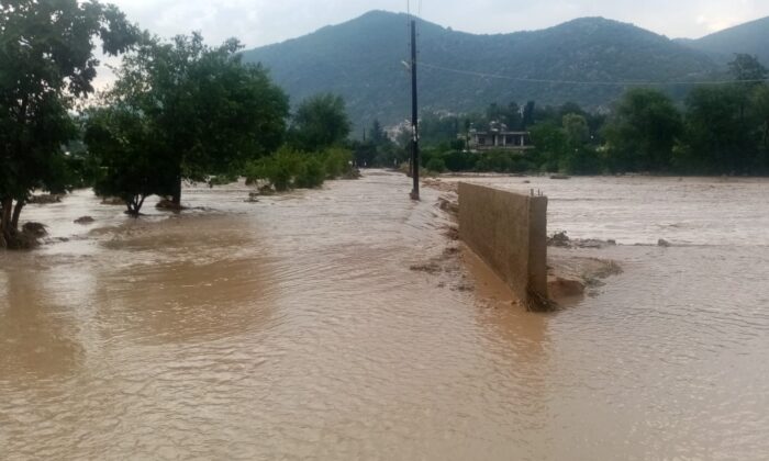 Kozan’da aşırı yağış sele neden oldu
