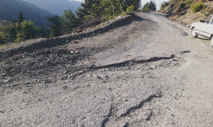Kozan’da köylülerin yol çilesi