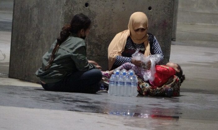 Kucağında çocukla dilenen kadın, 5 defa aynı yerde yakalandı