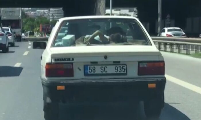 Küçük kız çocuğunu arabanın arka camına yatırdı