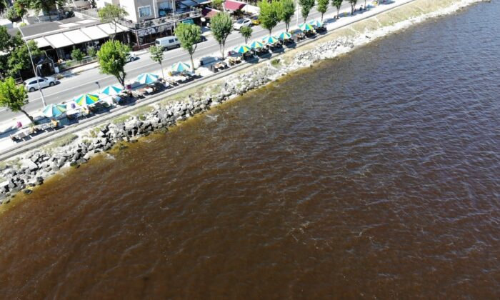 Küçükçekmece Gölü’nün rengi kızıla dönüştü