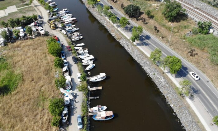 Küçükçekmece Menekşe Deresi kırmızıya büründü