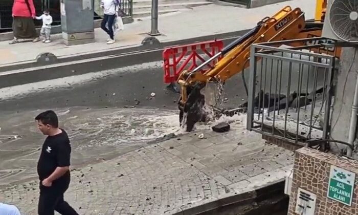 Küçükçekmece’de elektrik çalışmasında su borusu patladı
