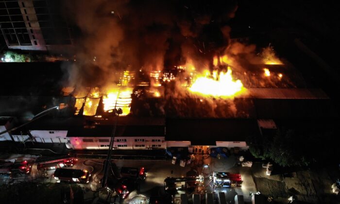 Küçükçekmece’de kağıt fabrikasındaki yangın devam ediyor