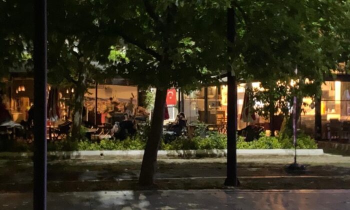 Küçükçekmece’de kısıtlama saatinde sahilde oyun oynadılar