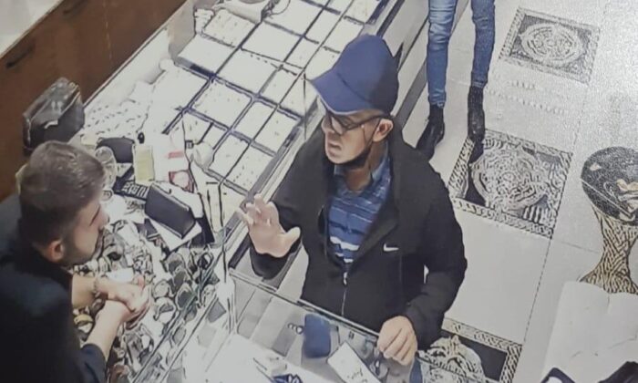 Küçükçekmece’de, kuyumcuda döviz alma bahanesiyle 800 bin liralık dolandırıcılık kamerada