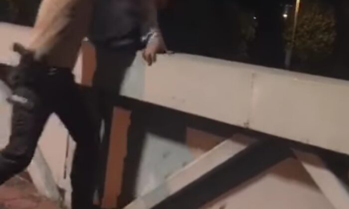 Kuçükçekmece’de üst geçitte intihara kalkışan vatandaşı bekçiler son anda kurtardı…O anlar kamerada