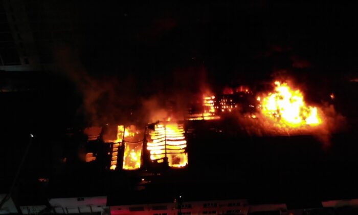 Küçükçekmece’de yanan kağıt ambalaj üretim merkezi havadan görüntülendi