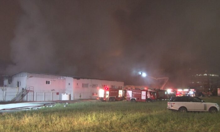 Küçükçekmece’deki kağıt ambalaj üretim merkezindeki yangın kontrol altına alındı