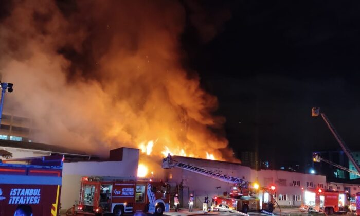 Küçükçekmece’deki kağıt fabrikasında çıkan yangın devam ediyor
