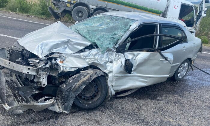 Kula’da kamyonla otomobil çarpıştı: 2 yaralı