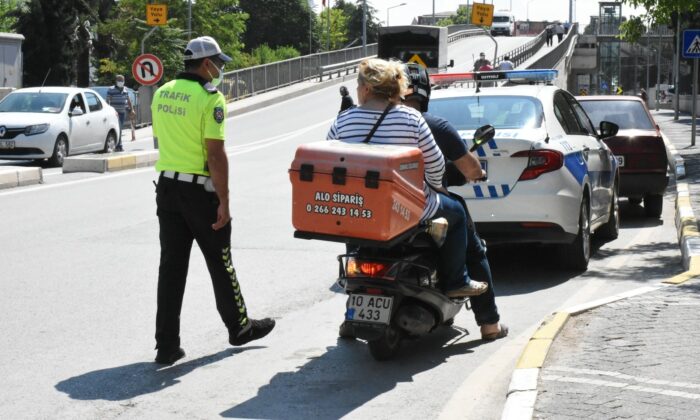 Kurallara uymayan sürücülere ceza kesildi