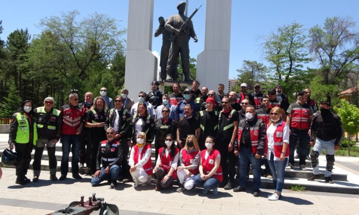 Kurtuluş Savaşı’nda cephanenin taşındığı İstiklal Yolu’nu motorla geçiyorlar