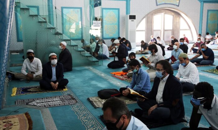 Kurucu Rektör Uysal’ın ruhuna hatim ve dua okundu