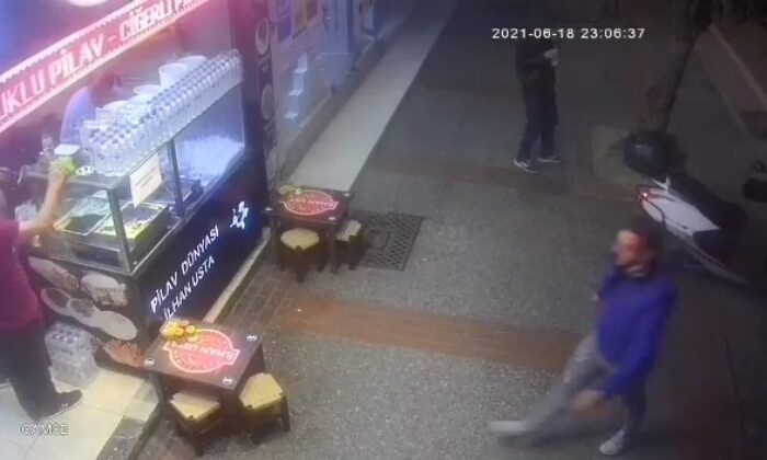 Kuryenin gözü önünde motosikletini böyle çaldı