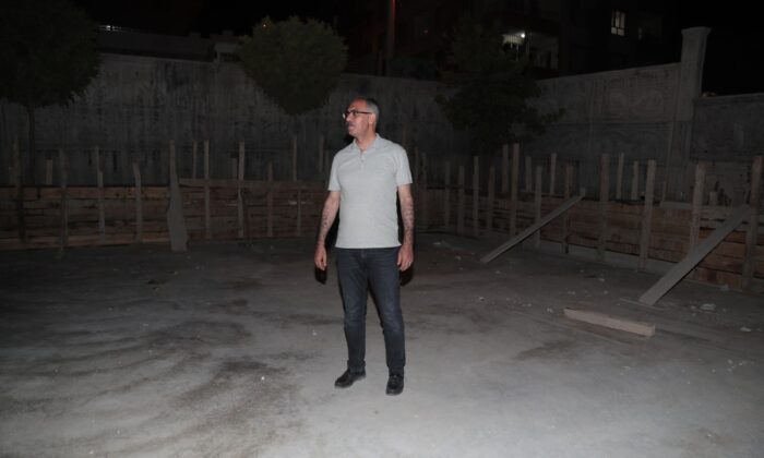 Kuş, yapımı devam eden kapalı semt pazarını gece inceledi