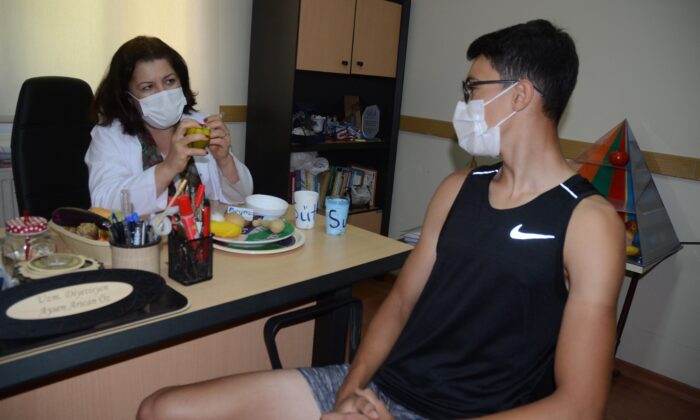 Kuşadası Belediyesi’nin ücretsiz diyetisyen hizmeti yoğun ilgi görüyor