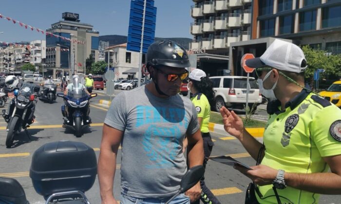 Kuşadası polisinden kask uyarısı