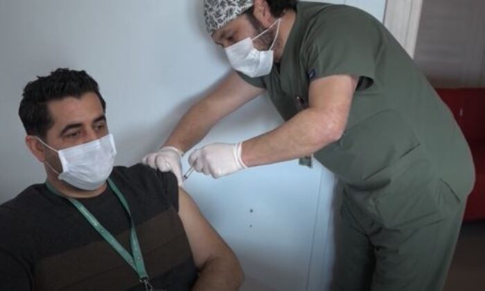 Kuşadası’nda gıda sektörü çalışanları aşılanmaya başladı